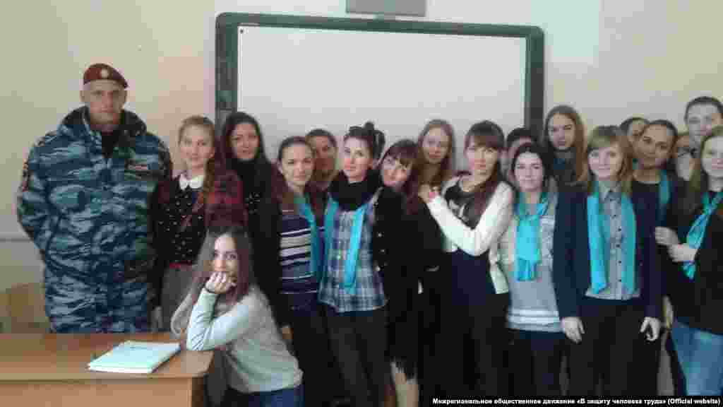 Прокуратура Автономной Республики Крым направила в суд обвинительный акт в отношении бывшего заместителя командира севастопольского спецподразделения «Беркут» Александра Чередниченко. В прокуратуре утверждают, что в 2014 году Александр Чередниченко препятствовал въезду в Крым представителей международных организаций и работников государственных и правоохранительных органов Украины, организовав проверки документов на контрольно-пропускном пункте «Чонгар». На фото он слева на встрече со студентами в Крыму