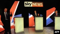 Лідер Консервативної партії Девід Камерон (ліворуч), лідер ліберал-демократів Нік Клеґґ і лідер Лейбористської партії Ґордон Браун (праворуч) під час другого туру теледебатів. Брістоль, 22 квітня 2010 року