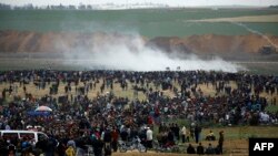 Палестинці беруть участь в акції протесту біля кордону з Ізраїлем на півночі Смуги Гази, 30 березня 2018 року