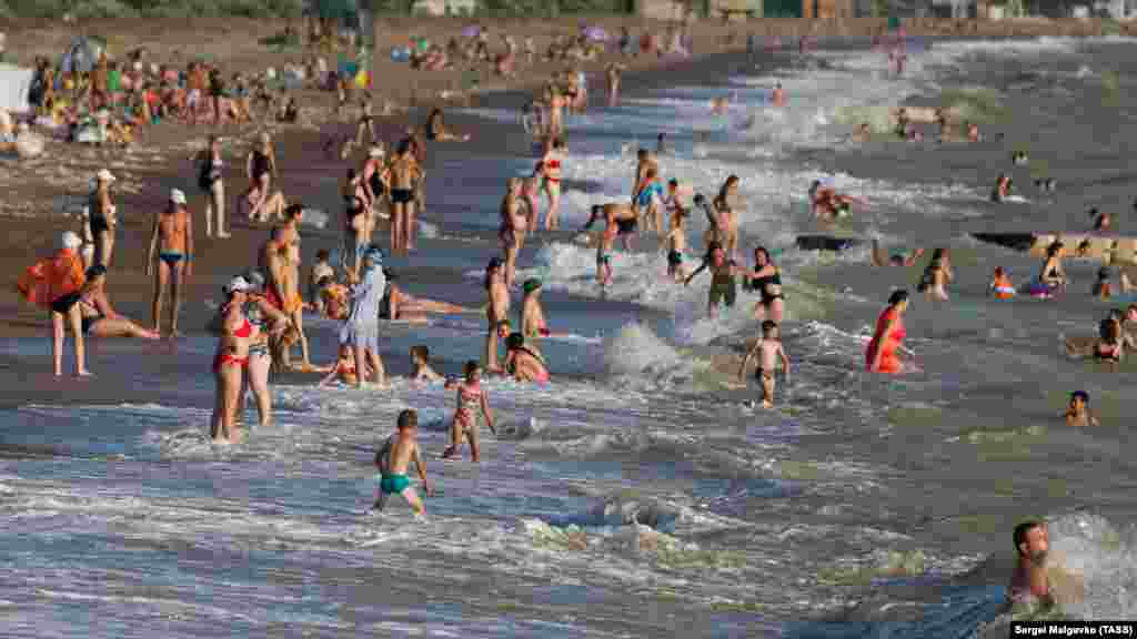 Береговая линия возле поселка – более двух километров песчано-галечных пляжей. Дно моря – умеренно пологое, что немаловажно для отдыхающих с детьми  