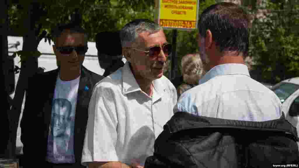 Сулейман Кадыров, ранее обвиненный в сепаратизме, ожидал вместе с активистами результатов очередного заседания по «делу 26  февраля»  