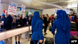 Протестующие в лос-анджелесском аэропорту 29 января 2017 года