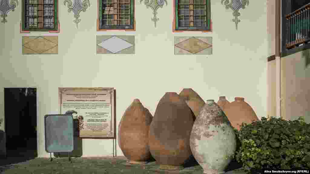 Пифосы – старинные посудины для приготовления и хранения вина. Они стоят возле кухонного корпуса дворца