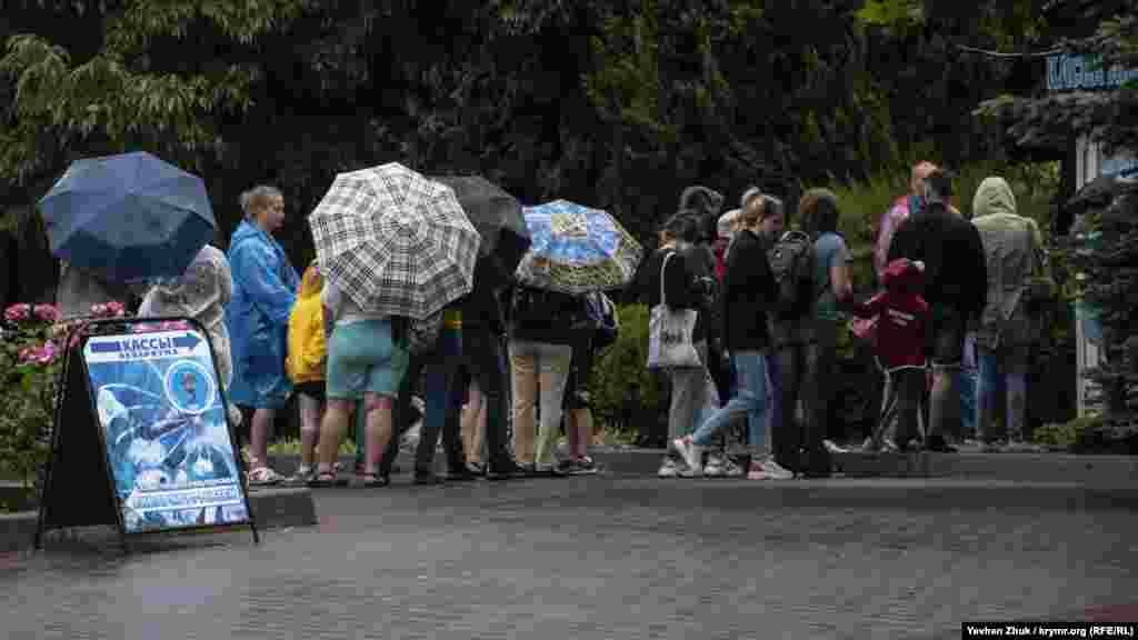 Несмотря на непогоду, в кассу «Аквариума» выстроилась очередь