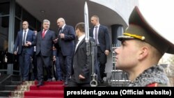 Президент України Петро Порошенко (ліворуч) і президент Білорусі Олександр Лукашенко. Гомель, 26 жовтня 2018 року