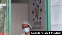 У компанії відзначили, що таке рішення ухвалили добровільно через незрозумілу хворобу одного з учасників досліджень