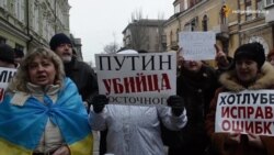 У Маріуполі пікетували міськраду з вимогою визнати Росію країною-агресором У Маріуполі пікетували міськраду з вимогою визнати Росію країною-агресором