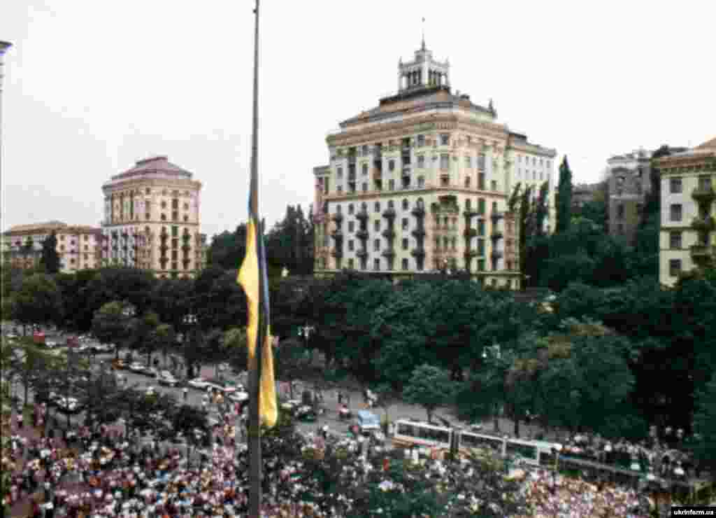 АРХІВНЕ ФОТО. Підняття українського національного прапора на прапорній щоглі біля будинку Київської міської ради на Хрещатику. Київ, 24 липня 1990 року
