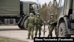 Російські військові без розпізнавальних знаків у Криму, березень 2014 року