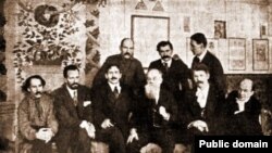 Михайло Бойчук стоїть праворуч на цьому фото фундаторів Української академії мистецтв. Сидять (зліва направо): Абрам Маневич, Олександр Мурашко, Федір Кричевський, Михайло Грушевський, Іван Стешенко, Микола Бурачек; стоять: Георгій Нарбут, Василь Кричевсь