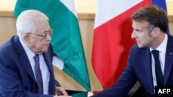 Президент Франции Макрон и глава Палестинской автономии Махмуд Аббас