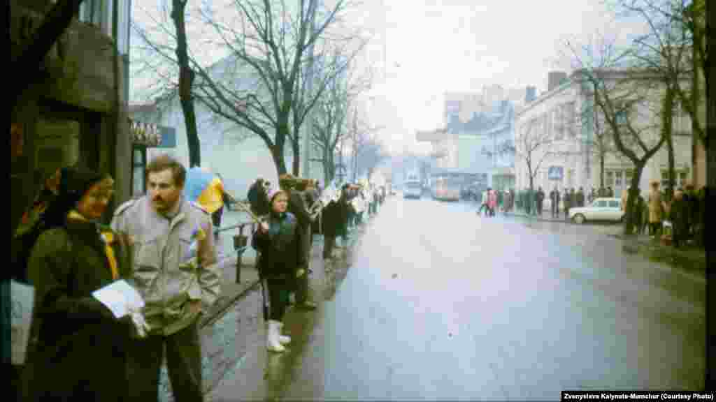 «Живий ланцюг» у Рівному (фото надала Звенислава Калинець-Мамчур)