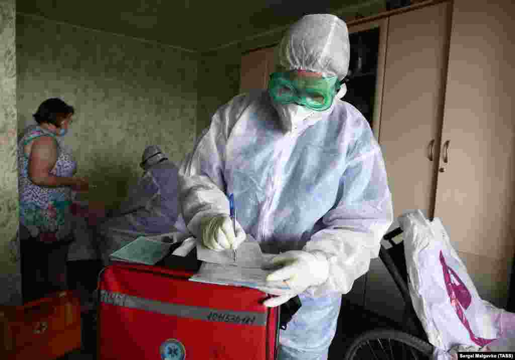 В течение июля росли показатели заболеваемости, которые к середине месяца достигли 300-400 инфицированных в сутки. Это почти в три раза выше, чем в это же время в 2020 году. Насколько эти показатели соответствуют действительности, понять сложно. Статистика, которую показывают российские власти Крыма, не верифицирована независимыми источниками и профильными международными организациями. На фото: фельдшеры скорой помощи в костюмах индивидуальной защиты во время вызова к пациенту с подозрением на коронавирусную инфекцию, Симферополь, 23 июля