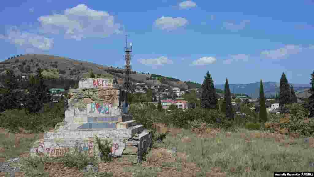 А вот от монумента Ленину остался лишь разваливающийся постамент. В аварийном состоянии в селе и другая «красная» скульптура – большевистскому морскому десанту 1920 года