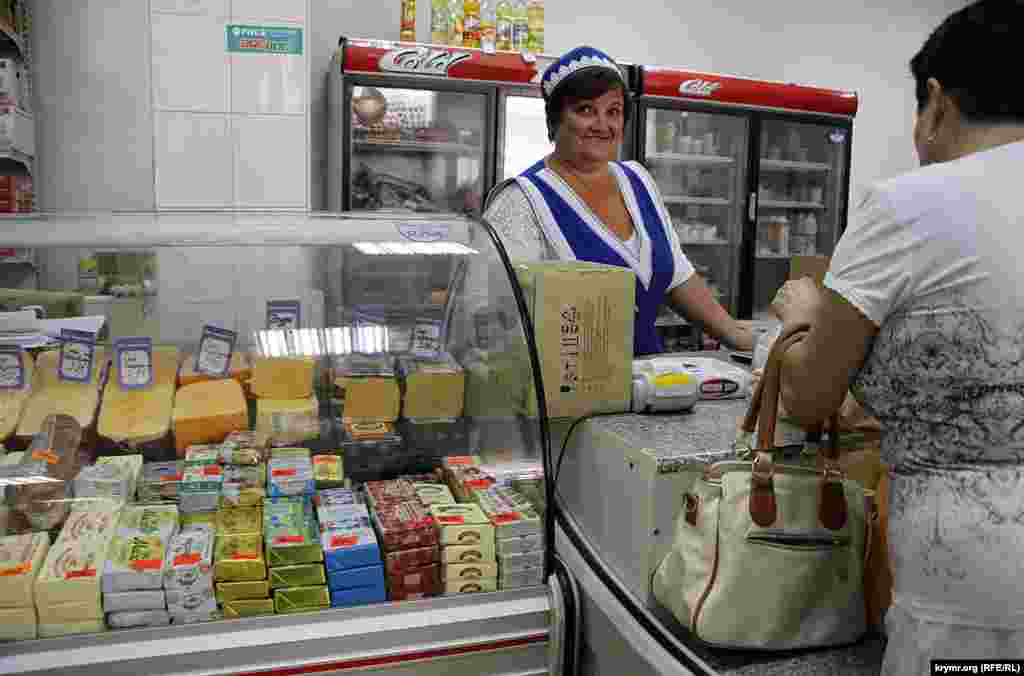 Ассортимент гастронома показывает, что до перерезки пуповины с Украиной еще очень далеко. В «исконно русской Ялте» весь сыр, большая часть молочки и половина всего остального – украинского производства.