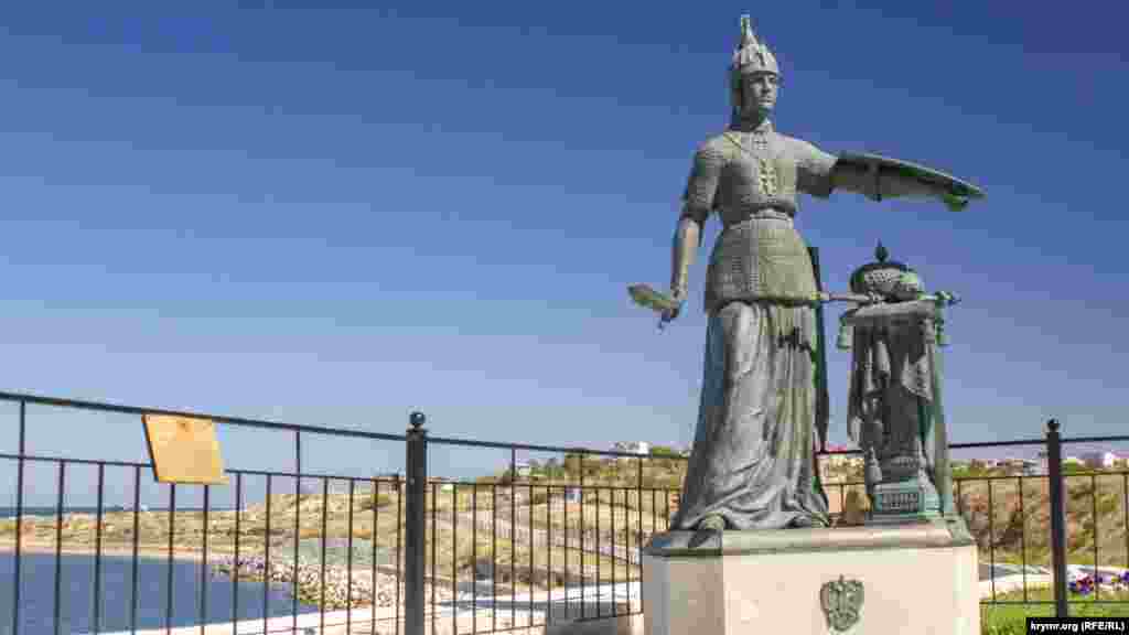 Скульптура «Россия» – авторская интерпретация работы академика Лаверецкого. Россия в образе женщины-воительницы в кольчуге щитом укрывает атрибуты царской власти – императорскую корону, скипетр и державу