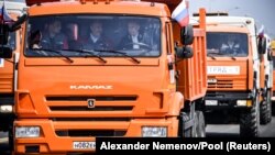 Пезидент России Владимир Путин (за рулем) во время открытия автодорожной части Керченского моста, 15 мая 2018 год