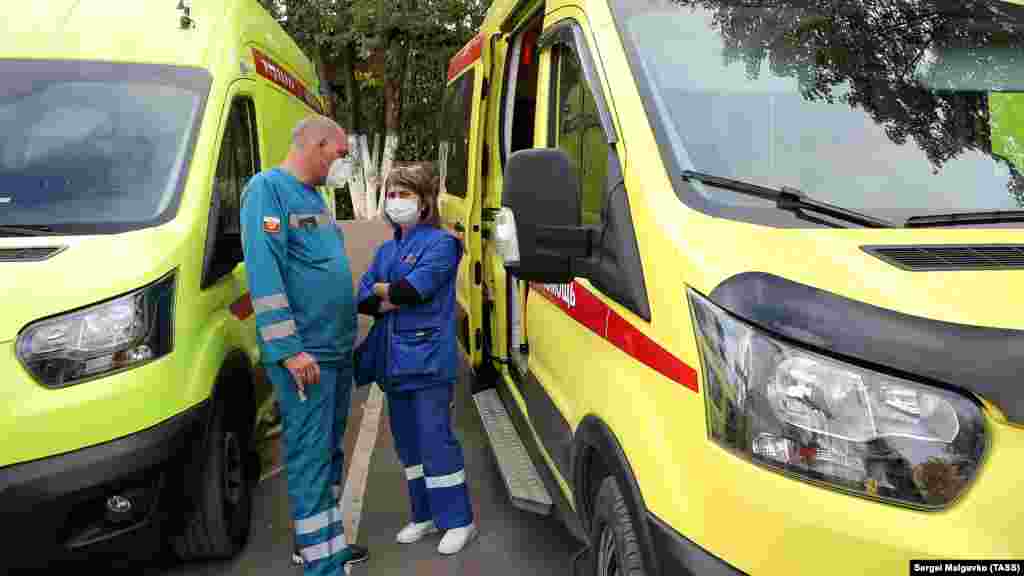 Фельдшеры «скорой помощи» в Симферополе. По состоянию на 2 ноября в Крыму зарегистрирован 161 случай коронавирусной инфекции, в том числе 52 случая с бессимптомным течением заболевания