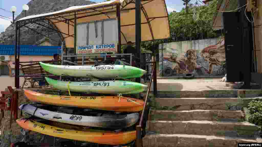 Каяки на стеллаже на бетонном причале пока «загорают»