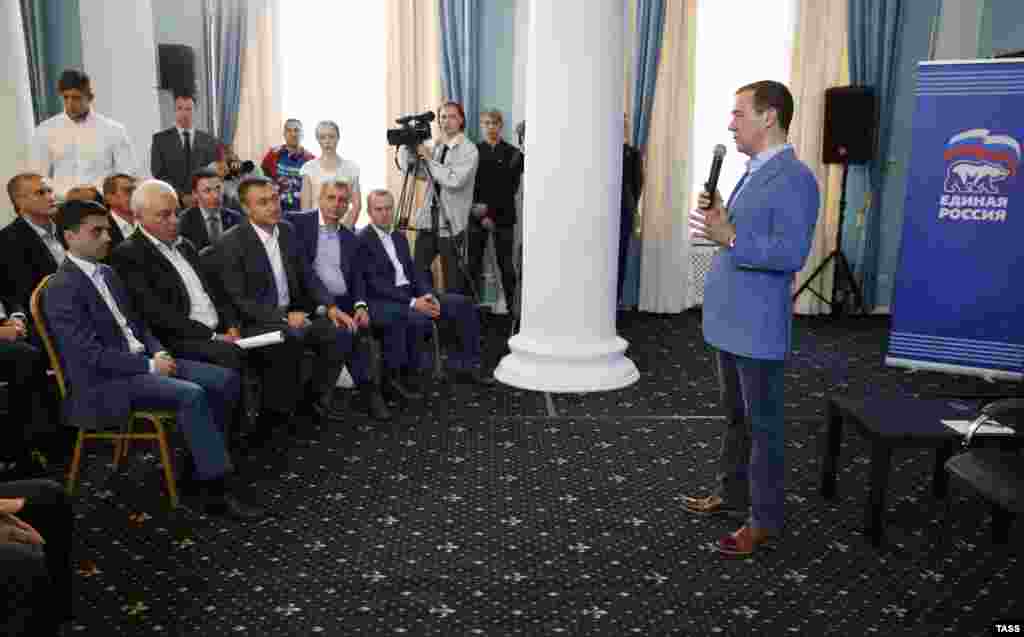 Дмитрий Медведев приехал в аннексированный Крым для встречи с участниками праймериза партии «Единая Россия», 22 мая 2016 года