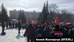 Участники митинга “против беспредела в сфере ЖКХ” в Омске