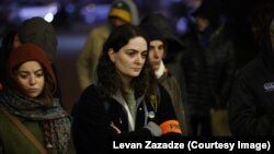 Gruzijska novinarka Mariam Nikuradze (u sredini) izvještava s protesta u Tbilisiju.