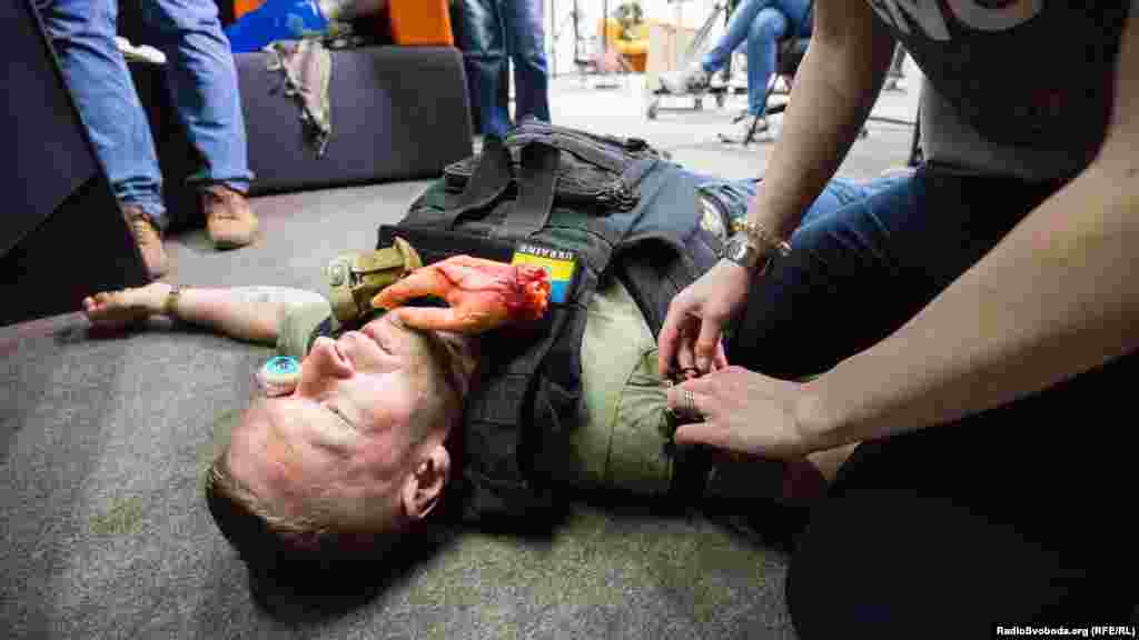 Якщо в пораненого є потужні кровотечі кінцівок – накладаємо кровоспинний турнікет чи джгут Есмарха, щоб зупинити крововтрати. Людина може стекти кров’ю за 40 секунд…