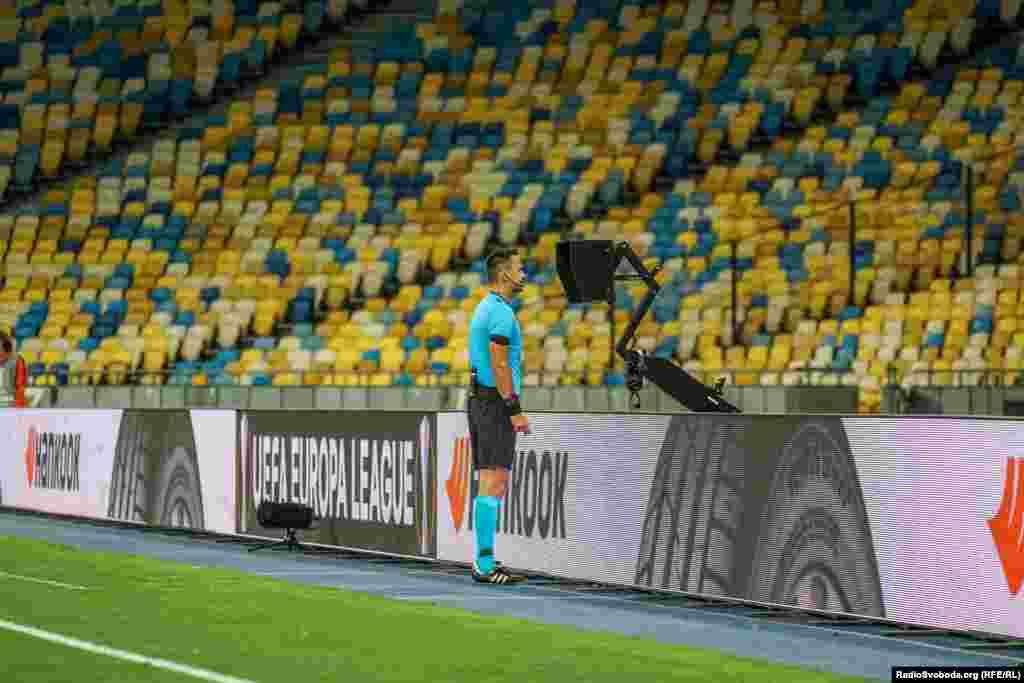 Сам матч відбувався повністю за сценарієм «Шахтаря». Донецька команда володіла м'ячем, контролювала ситуацію, не давала німцям створювати небезпеку біля своїх воріт і самі до воріт суперника ходили помірковано. Дві третини матчу здавалося, що все йде до нулів на табло. Арбітр пожвавив інтригу на 67-й хвилині, коли після перегляду VAR видалив з поля захисника «гірників» Давида Хочолаву. Щоправда, вже через три хвилини рефері відновив рівновагу, показавши другу жовту захиснику «вовків» Джону Бруксу