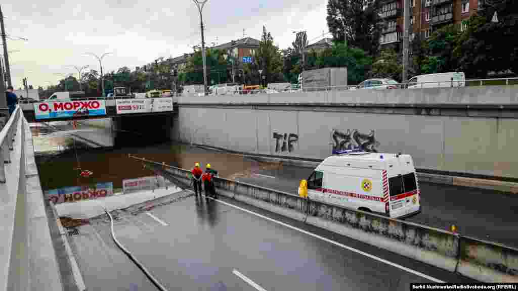 Комунальні служби і ДСНС ліквідовують затоплення проїжджої частини біля станції метро «Дорогожичі» (вулиця Олени Теліги) в Києві, 19 липня 2021 року