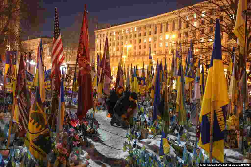 Перші прапорці тут помітили влітку 2022 року. На кожному прапорці написане ім'я загиблого українського військового