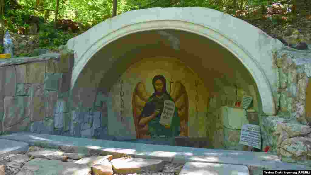 Источник Иоанна Предтечи. По легенде он забил из-под земли несколько сотен лет назад в День Усекновения главы Иоанна Предтечи