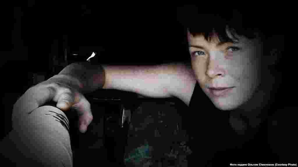 Ольга Сімонова, 24-а окрема механізована бригада імені Данила Галицького: «Мій перший обстріл був у 2015-му в Луганському. Ми тоді тільки заїхали, не встигли речі розвантажити, як почали стріляти, і нам кричать: «Ховайтеся!». Ще не знаєш, куди бігти, біжиш за всіма… Тоді я ще не розуміла, що відбувається, але втямила, що таке «приліт». Страшно було, коли нас якось у Пісках фосфорними мінами крили. Вони землю пропалюють на метр углиб, здається. Від таких нікуди не сховаєшся… Ти просто стоїш і розумієш, що це все. Що ти нікуди не втечеш і зробити вже нічого не можеш».  