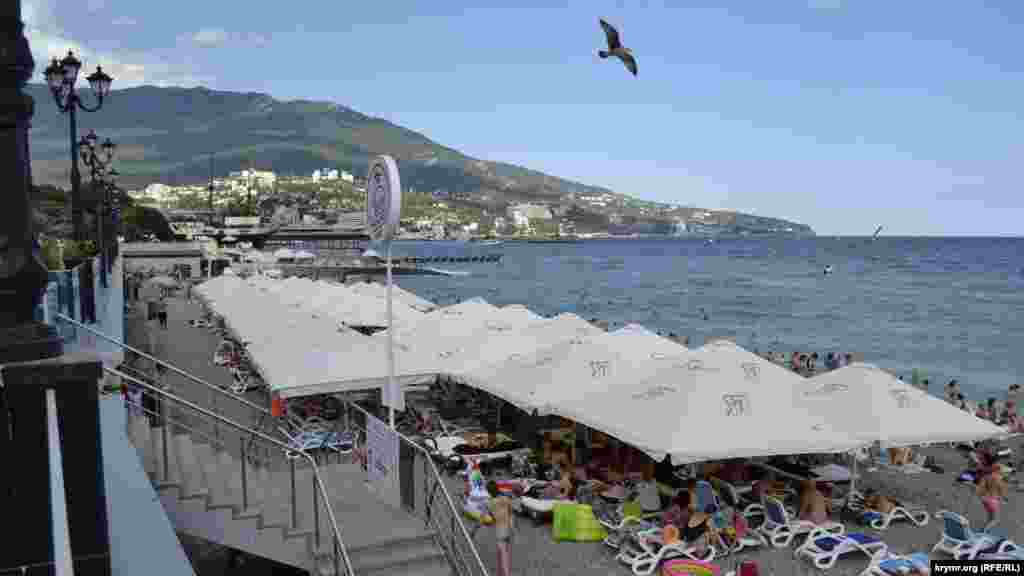 На пляже «Приморский» признаки социальной дистанции тоже не заметны. Большинство людей стараются лечь в тени зонтов, создавая «улей». Бесплатный душ на пляже есть, тогда как за пользование туалетом придется заплатить 20 рублей (7,5 гривен). «Те, кто не желают платить, идут в туалеты либо в кафе рядом с пляжем, либо прямо в море», – отмечает корреспондент Крым.Реалии