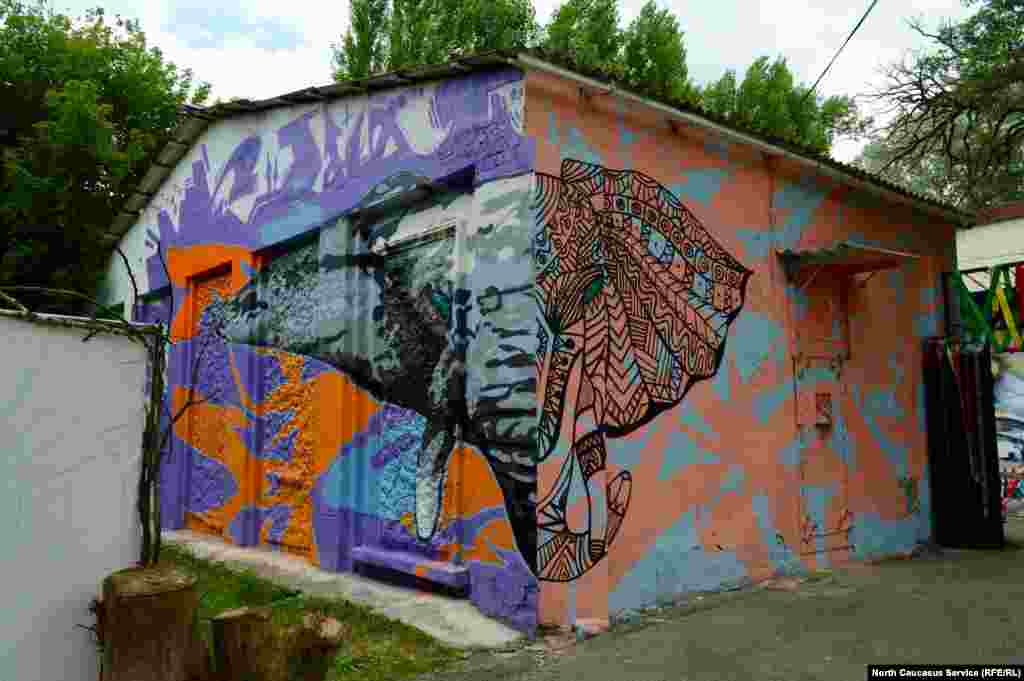 Необычный слон появился в парке культуры и отдыха