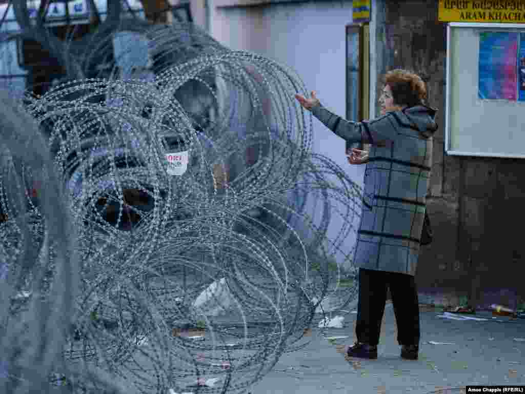 Сотні опозиціонерів 18 квітня попрямували до резиденції прем’єр-міністра. Там поліція розтягнула колючий дріт