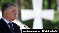 Президент України Петро Порошенко під час церемонії вшанування пам’яті жертв політичних репресій на території Національного історико-меморіального заповідника «Биківнянські могили». Биківня, 19 травня 2019 року