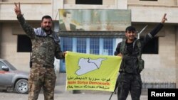 Члени Сирійських демократичних сил, які очолюють курди, позують у зaхопленому місті Дейр-ез-Зорі
