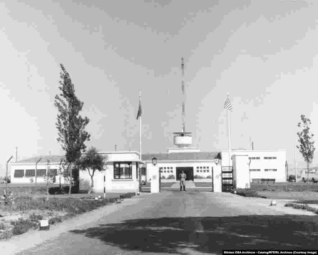 Головна ретрансляційна станція Радіо Вільна Європа в Глорії, що поблизу Лісабону, Португалія.Радіо Вільна Європа та Радіо Свобода використовували потужні короткохвильові передавачі в Німеччині, Іспанії та Португалії, які могли «відбивати» сигнали від атмосфери, щоб досягти цільових країн у Східній Європі та СРСР. Вдавалося пробиватися навіть вглиб Сибіру – зі станції на Тайвані