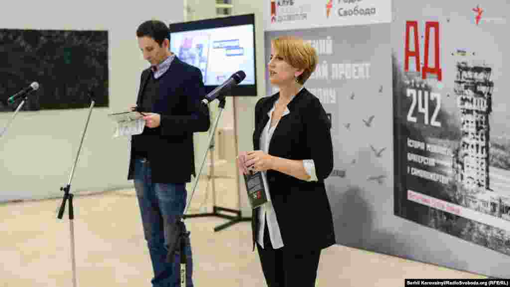 Віталій Портников (праворуч), журналіст і ведучий церемонії, та Ірина Штогрін, автор проекту і укладач книги