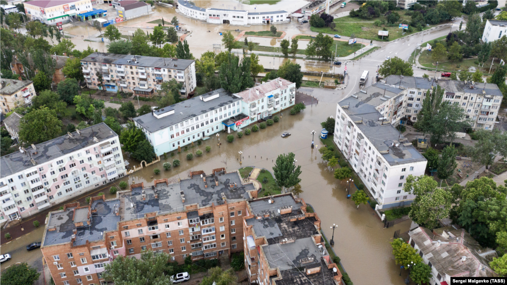 Вид на затопленную Керчь, 14 августа 2021 года.  С 12 по 14 августа в Керчи наблюдались обильные осадки, за один день выпала «двухмесячная норма». Российский глава Крыма Сергей Аксенов заявил президенту России Владимиру Путину, что ситуация с новыми подтоплениями в Керчи и Ленинском районе «выходила из-под контроля»