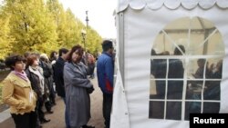 Совсем недавно люди стояли в очереди, чтобы выбрать членов КС. Октябрь 2012 года