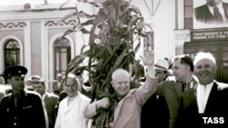 Володимир Щербицький (другий справа) з Микитою Хрущовим і Миколою Підгорним, 1962 рік, Україна