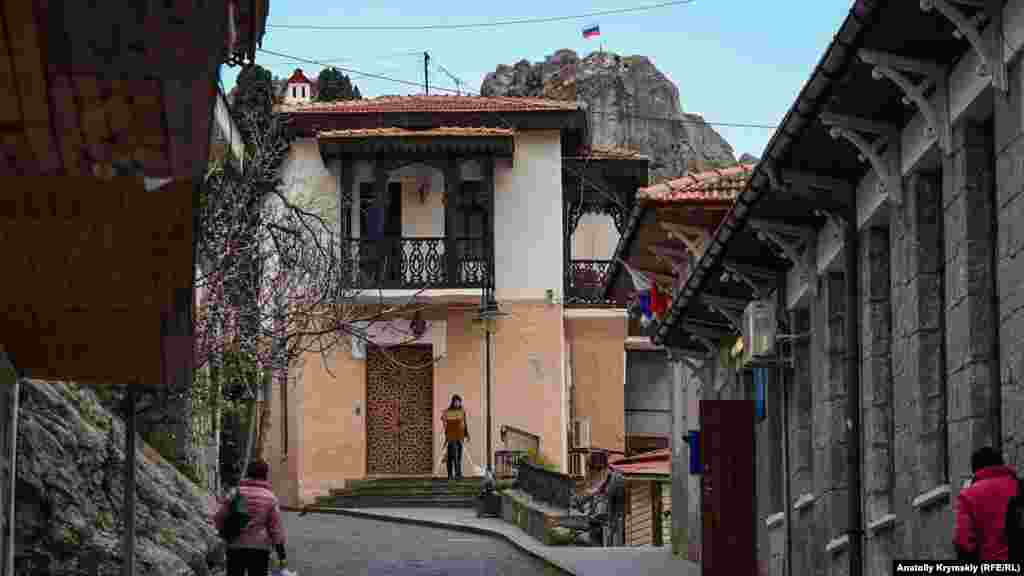 Вершину Дженевез-Кая (Генуэзская скала) «застолбил» российским триколором детский центр «Артек»