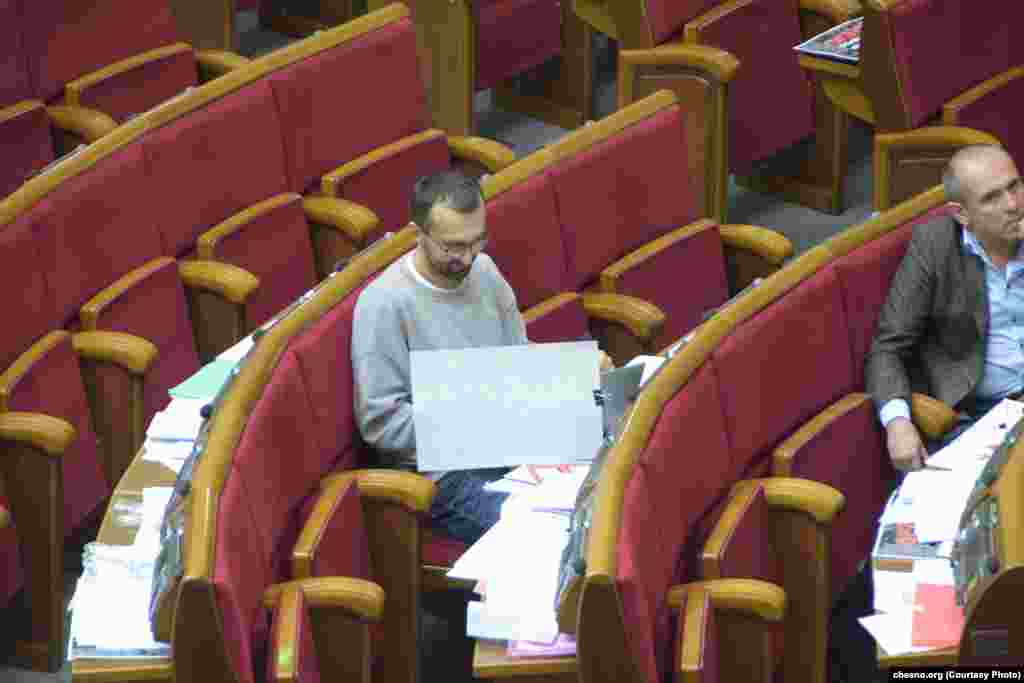 У 2018 році депутати вправлялись у мистецтві написання оголошень, банерів, плакатів. На фото – народний депутат Сергій Лещенко