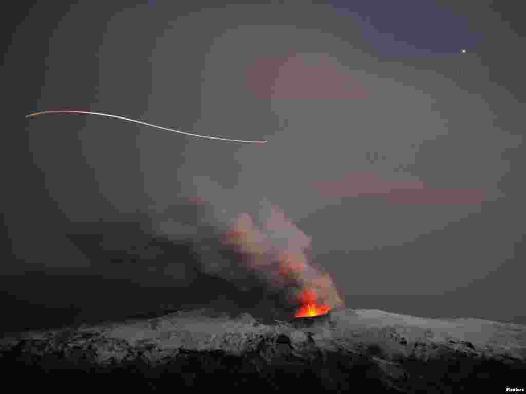 Island - Erupcija vulkana ispod glečera na Islandu, u području Eyjafjallajoekull (Ejafjalajokula), 20.04.2010.