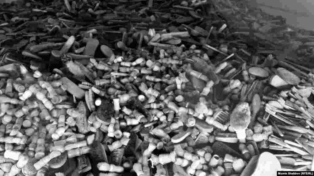  Аушвиц-Биркенау Пачалихъияб музеялъул экспозициялъул фрагмент. Жанир тIамуразул рацIа-ракъалъиялъул тIагIелал.  