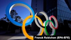 Пам'ятник Олімпійським кільцям перед штаб-квартирою Олімпійського комітету Японії в Токіо