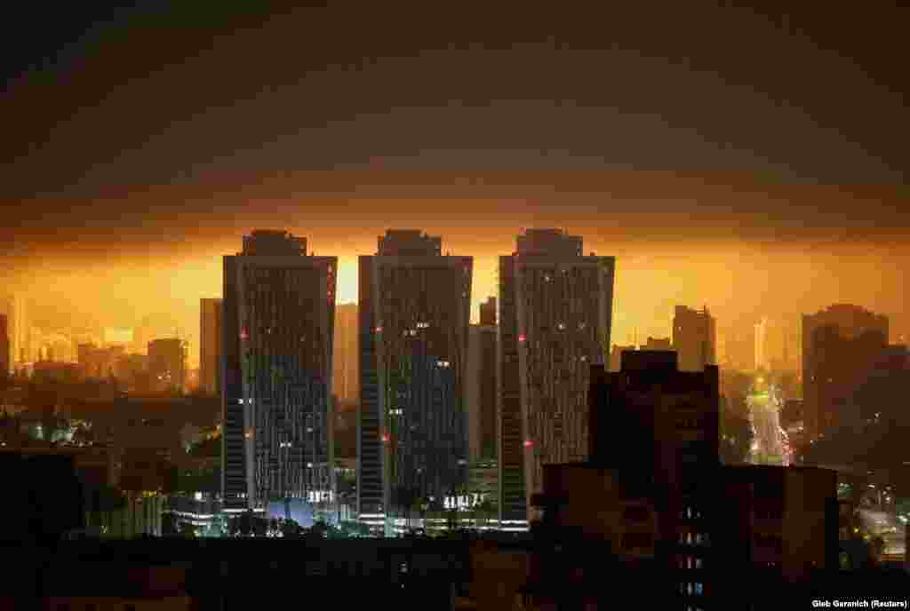 Вибух російського безпілотника освітив небо над столицею на тлі масованого нападу Росії на Україну. Київ, 25 травня 2025 року