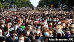 Мирна хода за громадянські права, проти свавілля поліції із вимогою справедливо покарати поліцейських, винних у смерті Джорджа Флойда. Вашингтон, США.2 червня 2020 року