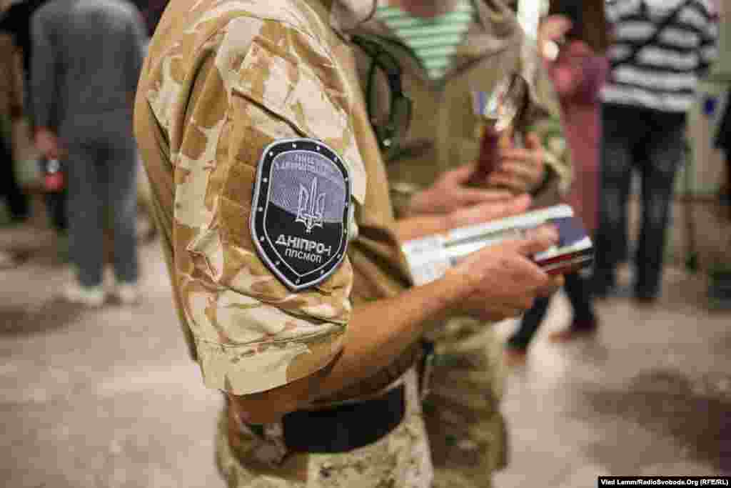 Боєць «Дніпра-1» тримає придбані книги